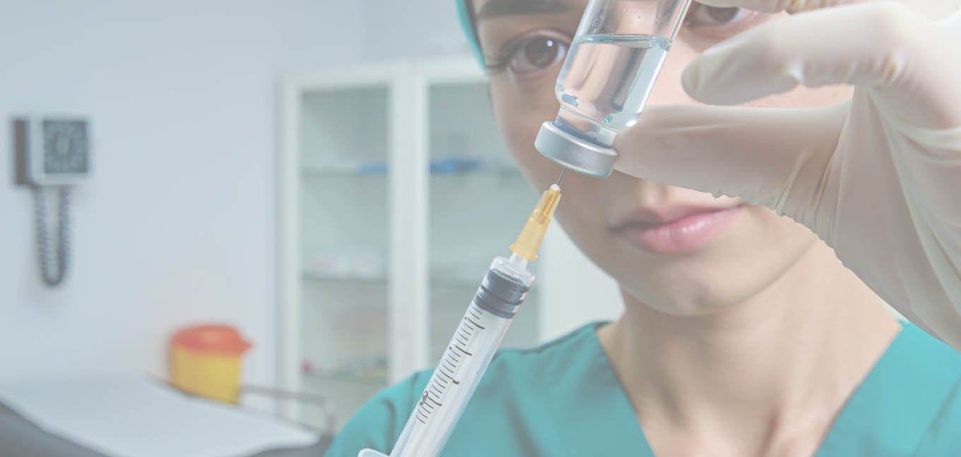 Доктор готовит шприц с лекарством