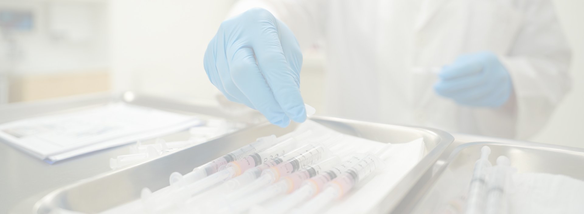 Врач подготавливает лекарства